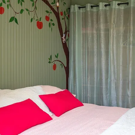 Le Pommier - D'hotes Bed and Breakfast Ρουαγιάν